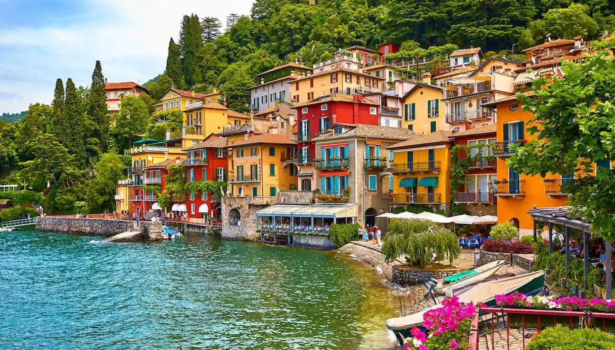 Varenna sul Lago di Como — case colorate a picco sull'acqua